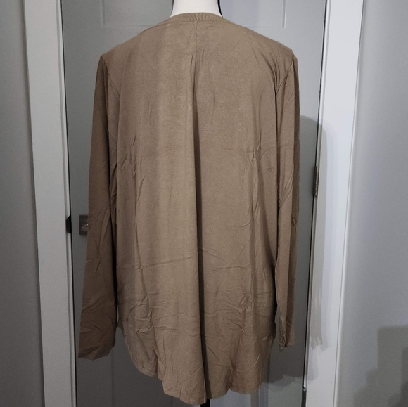 Zenana 1X brown v neck long sleeved shirt w/ leopard pocket. NWT - Picture 3 of 5